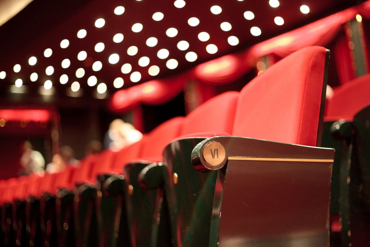 A row of red theatre seats | dynamic pricing advantages and disadvantages