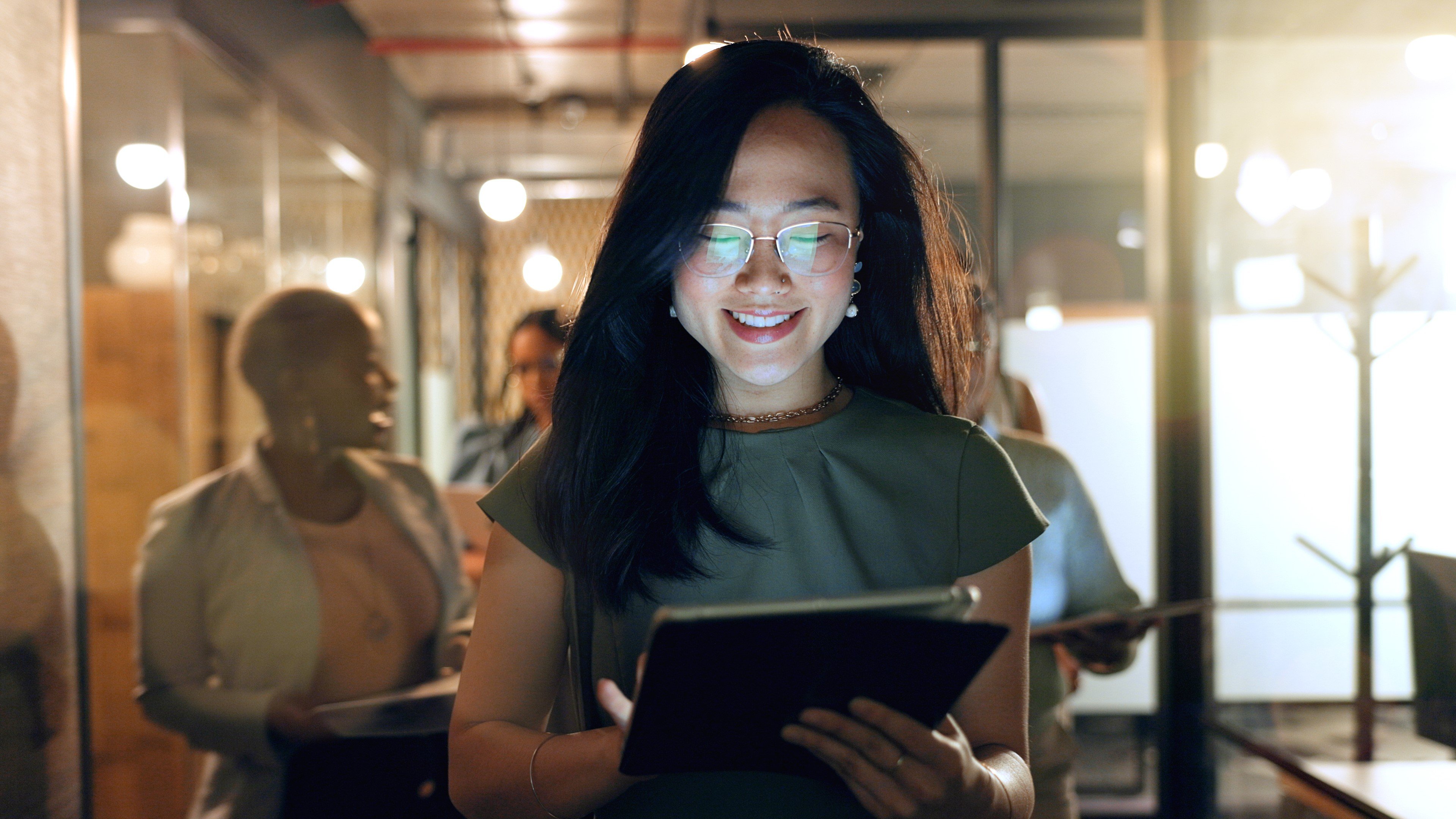 woman in office using a tablet to set dynamic pricing strategy