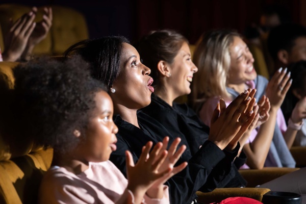 audience-family-cheering-clapping-applause-378977488-landscape-1